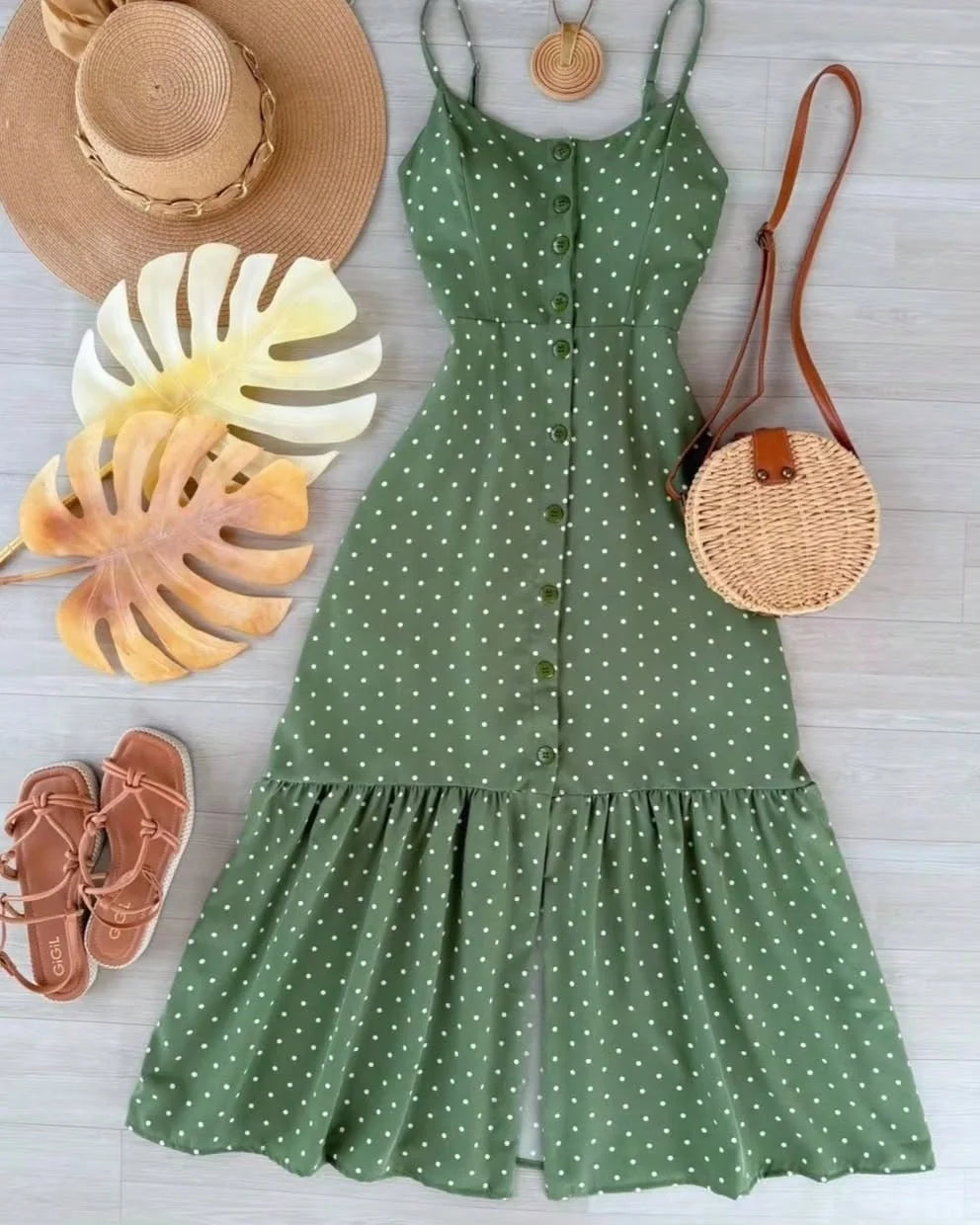 Vestido Midi Poá com Alças Reguláveis e Botões Frontais