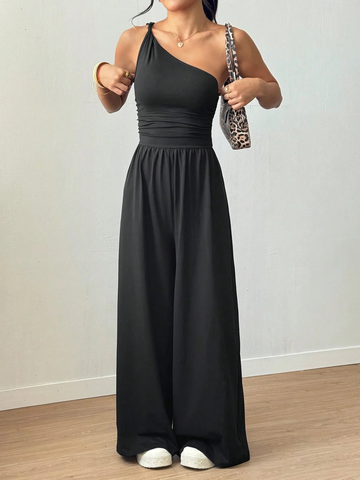 Macacão Feminino Preto Solto com Pernas Retas e Pregas