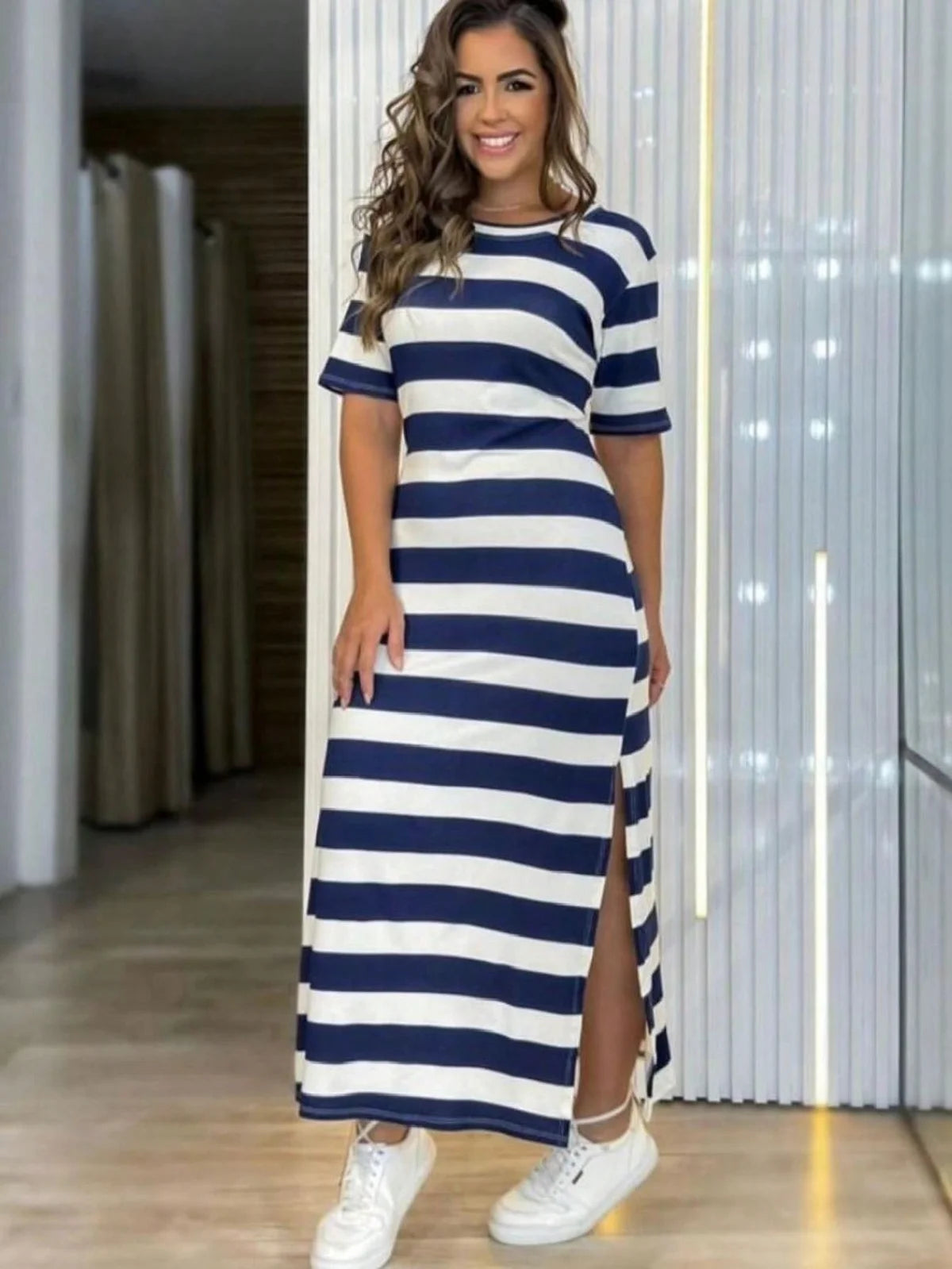 Vestido Longo Listrado Tubinho Manga Curta Com Fenda Lateral