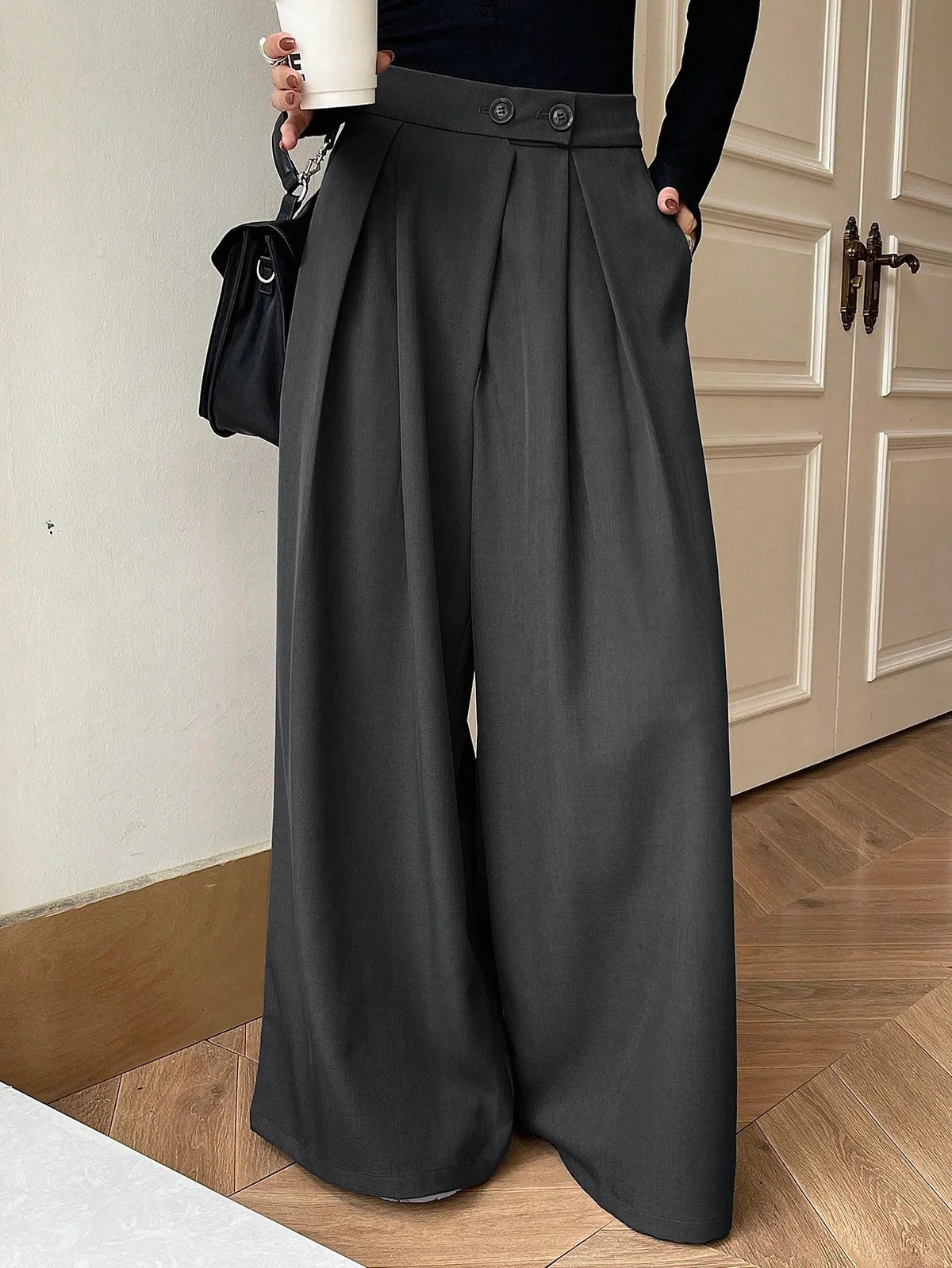 Calça Plissada de Cintura Alta e Perna Larga com Bolsos, Cor