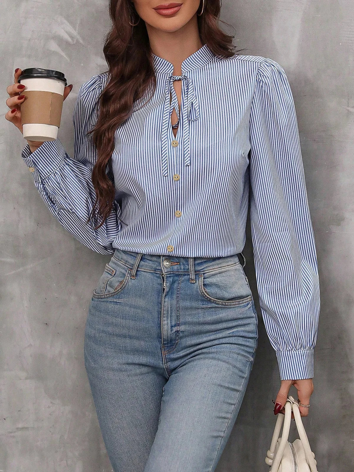 LUNE Blusa com Gola de Gravata, Manga Farol e Estampa Listrada