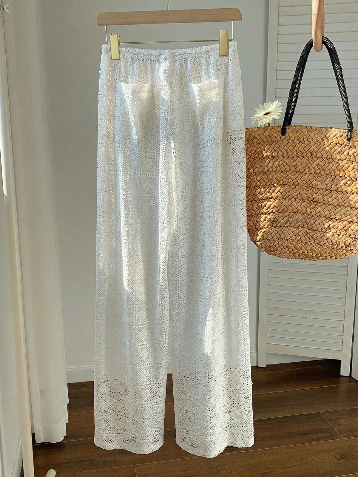 Calça Feminina com Recorte Vazado, Cordão na Cintura, Perna