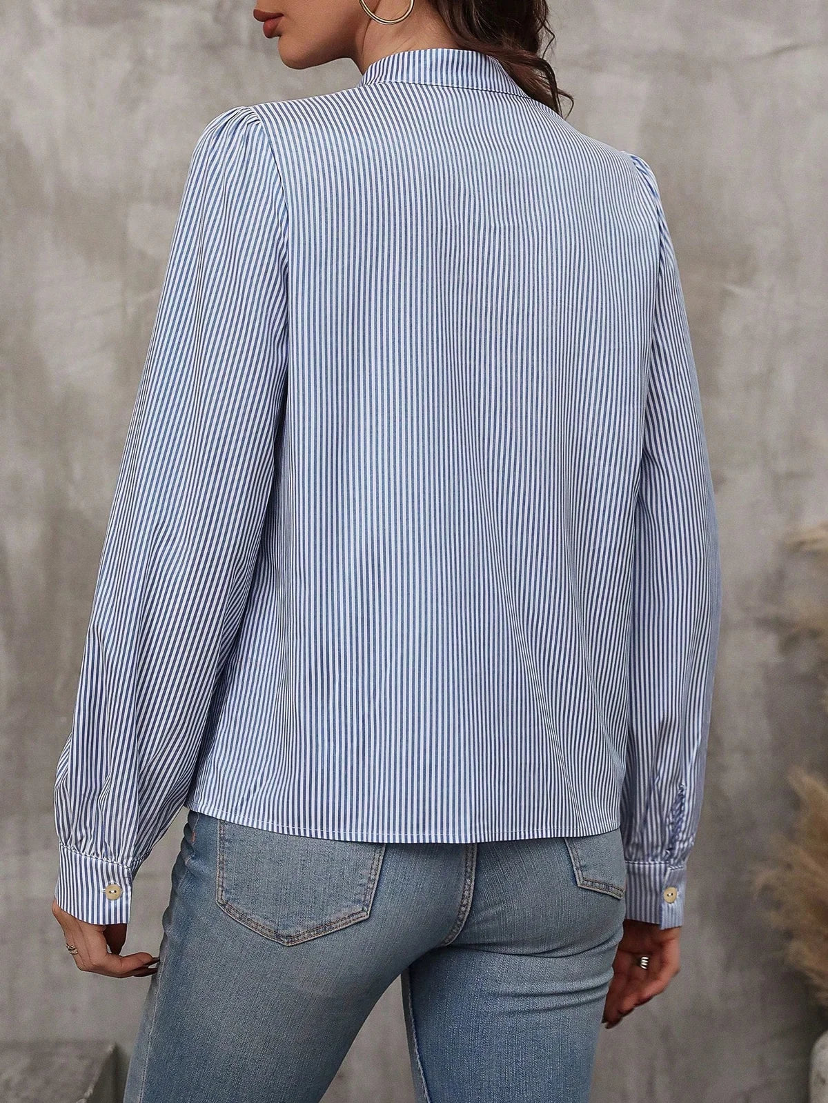LUNE Blusa com Gola de Gravata, Manga Farol e Estampa Listrada