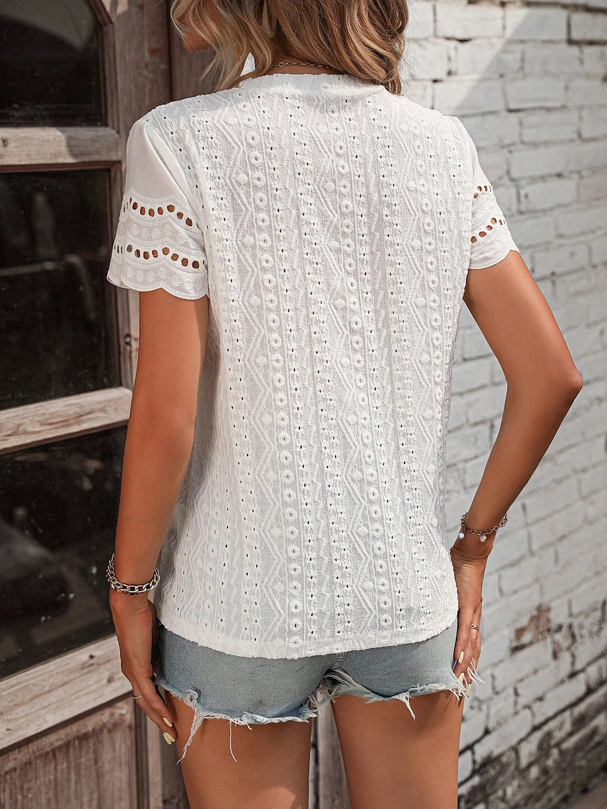 Blusa Feminina LUNE Camiseta bordado de ilhós guarnição de vieira