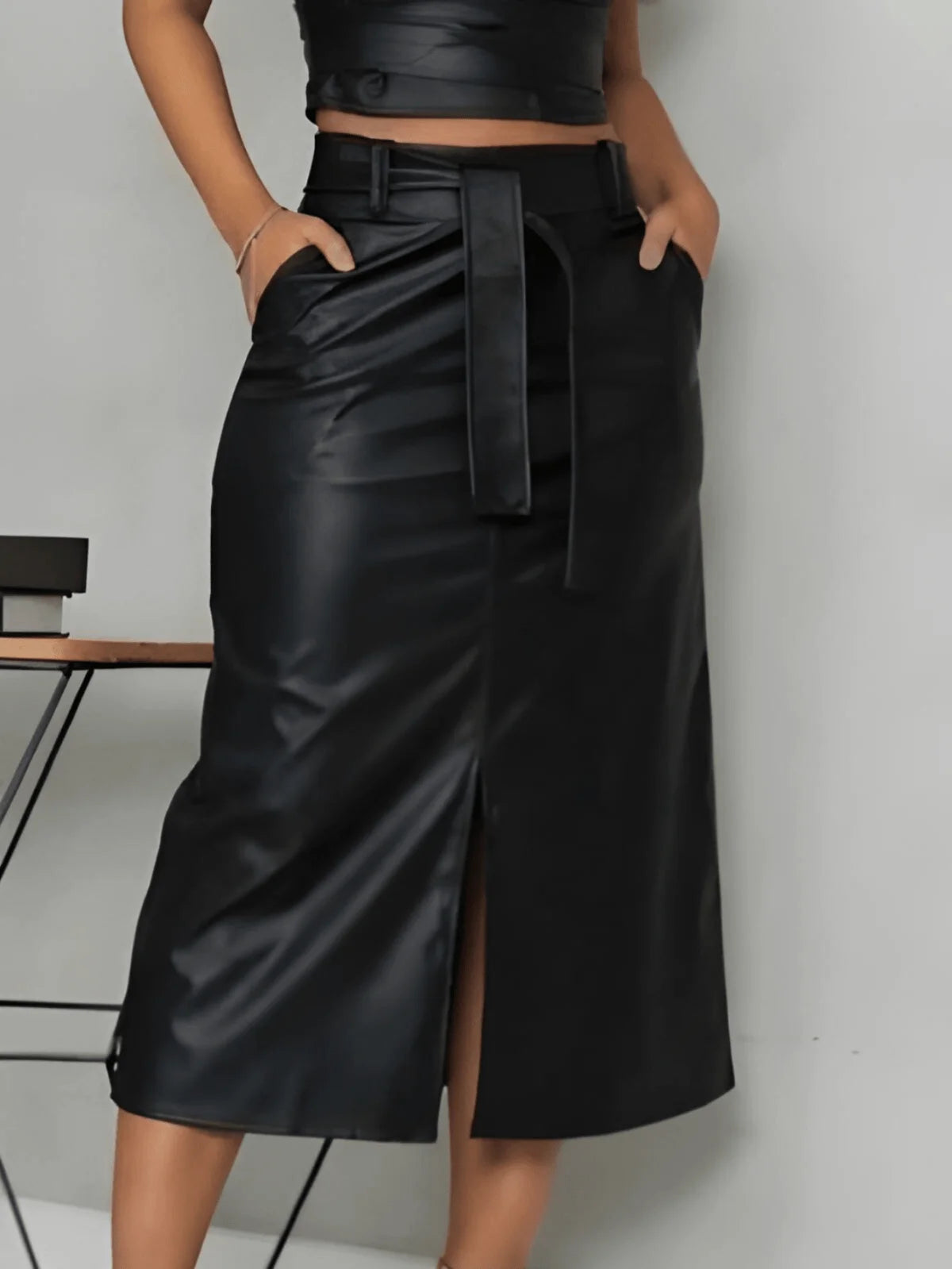 Saia Midi Feminina em Couro Sintético com Fenda Frontal e Bolsos