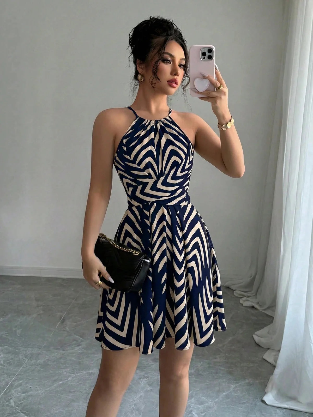 Vestido Curto Evasê com Estampa de Seta Azul e Branca, Design