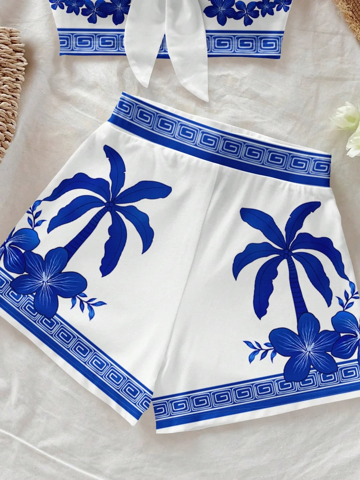 Conjunto de Top Cropped Bandeau com Amarração e Shorts Bodycon