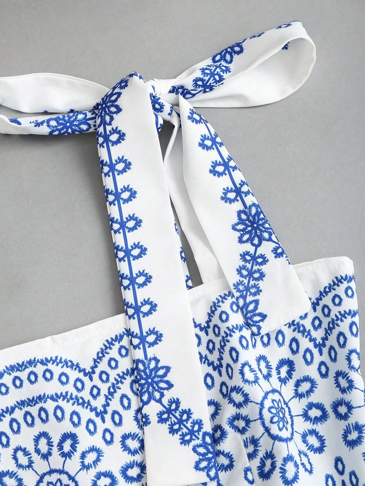Vestido Camisole Retrô Delicado com Floral Disperso e Amarração