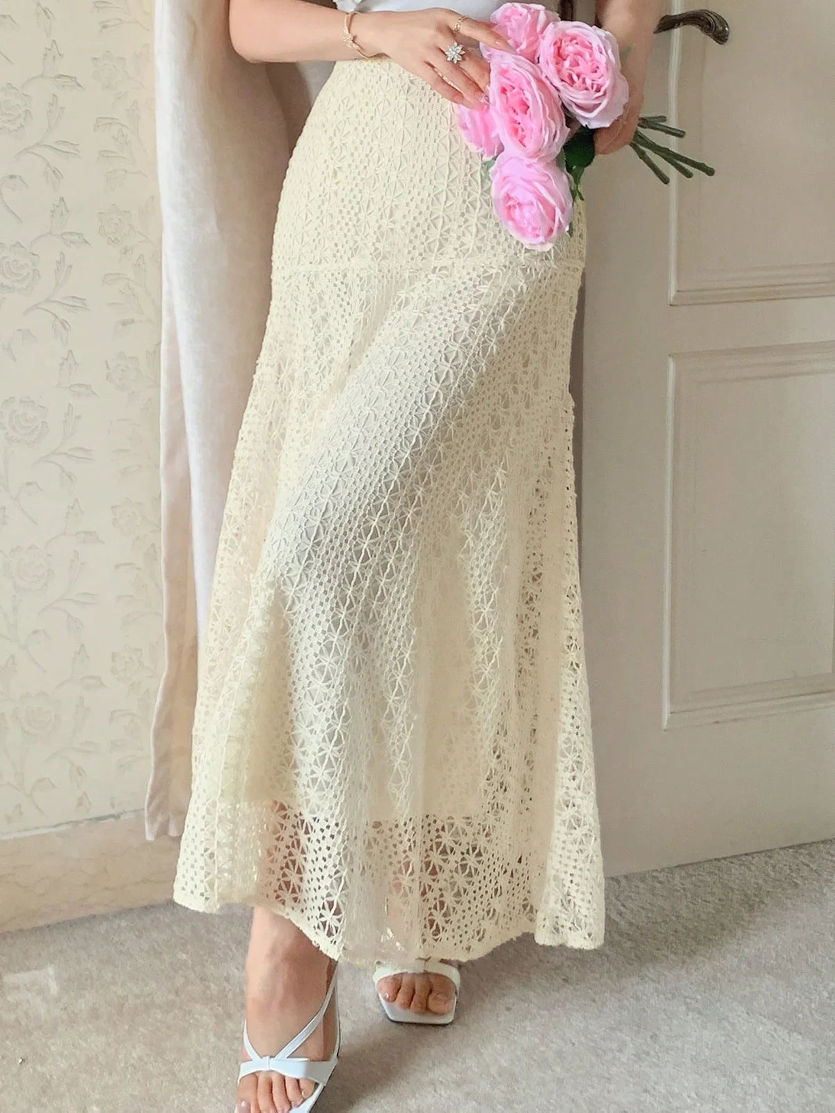 Saia Evasê de Renda e Bordado Feminina, Roupas de Femininas
