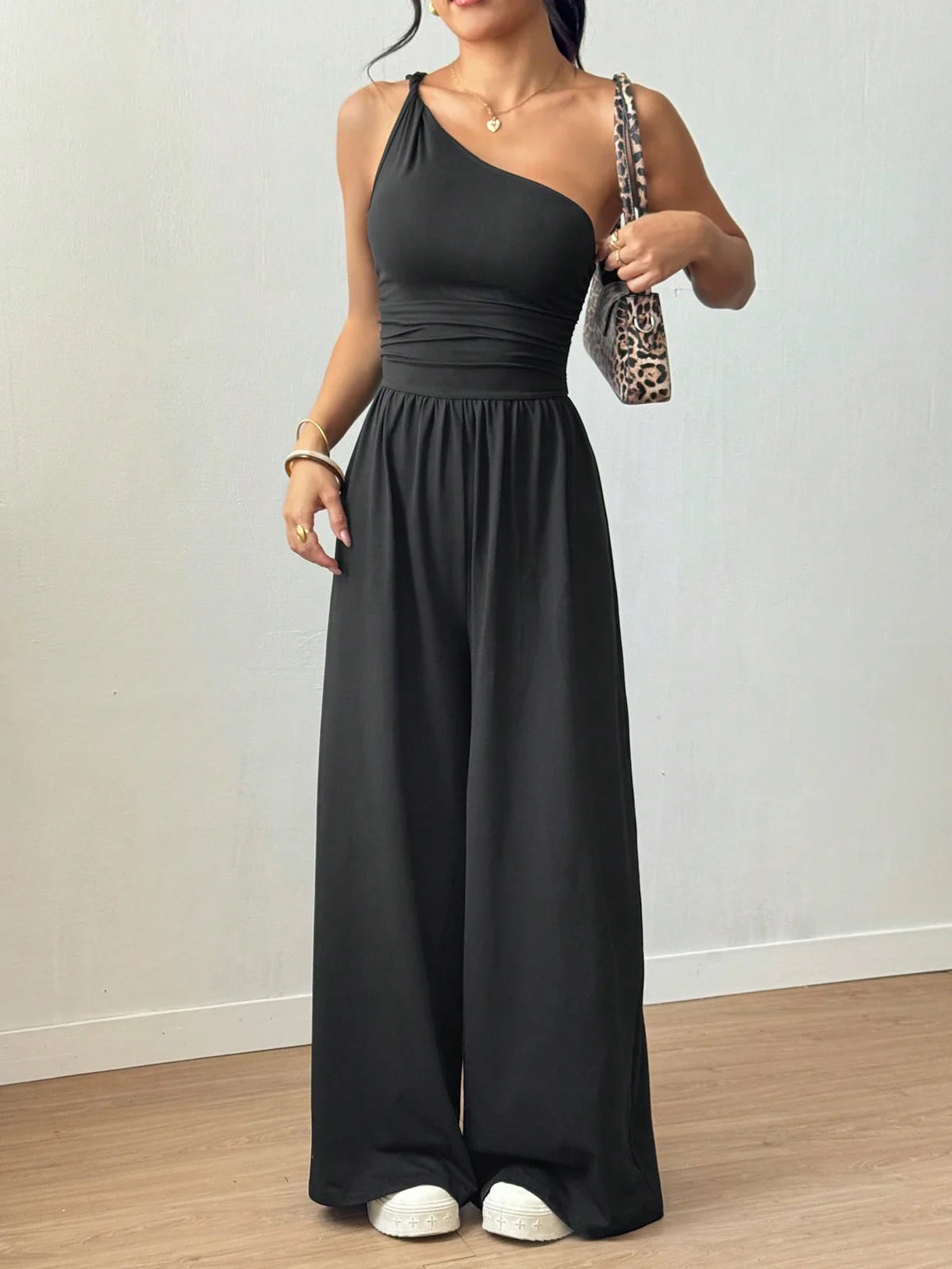 Macacão Feminino Preto Solto com Pernas Retas e Pregas