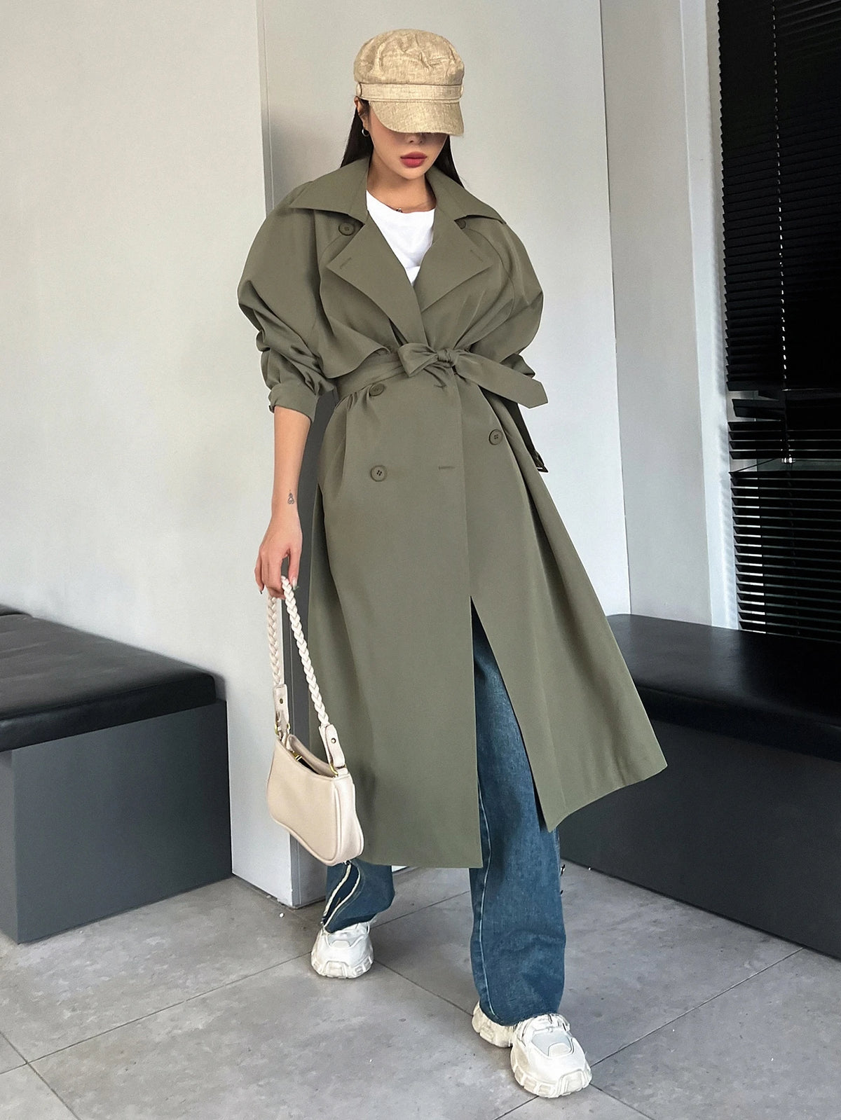 Trench Coat Clássico Manga Raglan com Fechamento Duplo