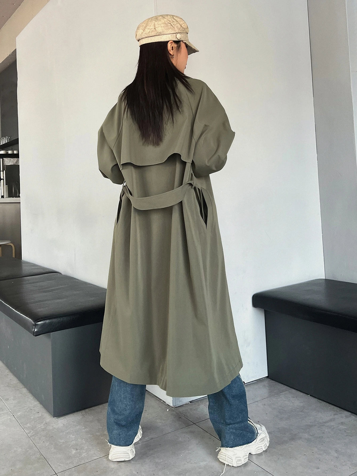 Trench Coat Clássico Manga Raglan com Fechamento Duplo