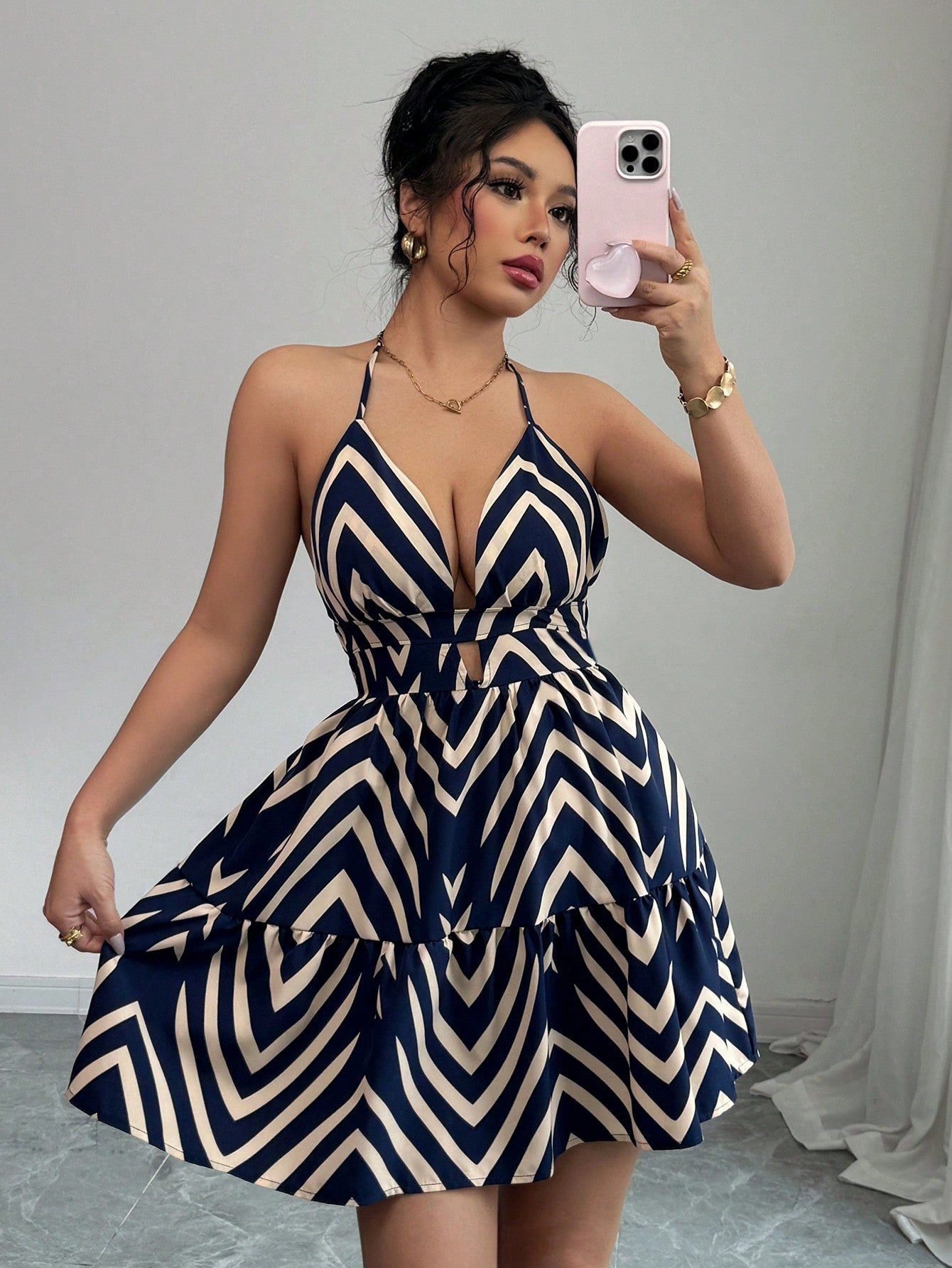 Vestido Longo Listrado com Decote Halter e Fenda Lateral