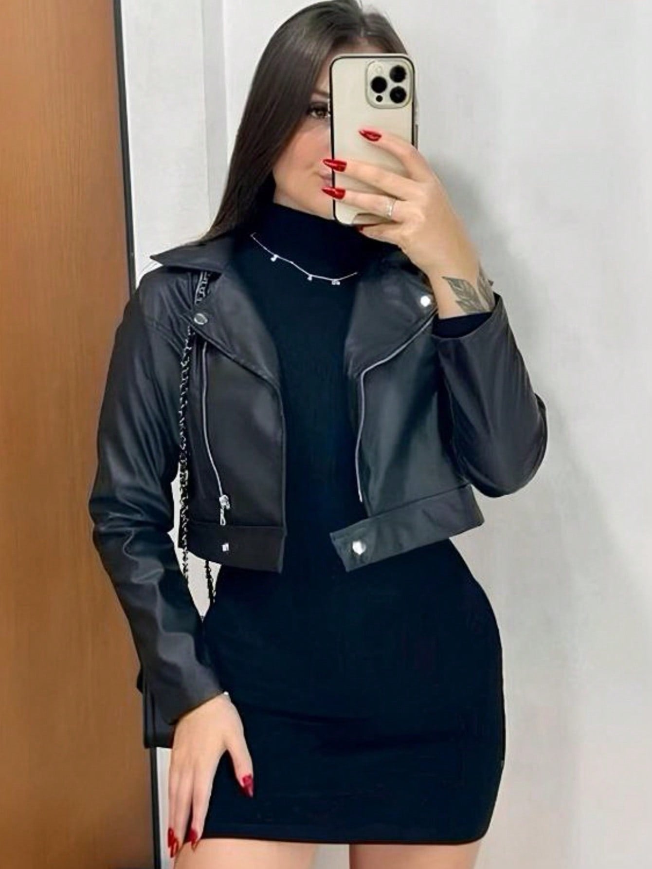 Jaqueta Bomber Couro Sintético Minimalista com Gola Alta