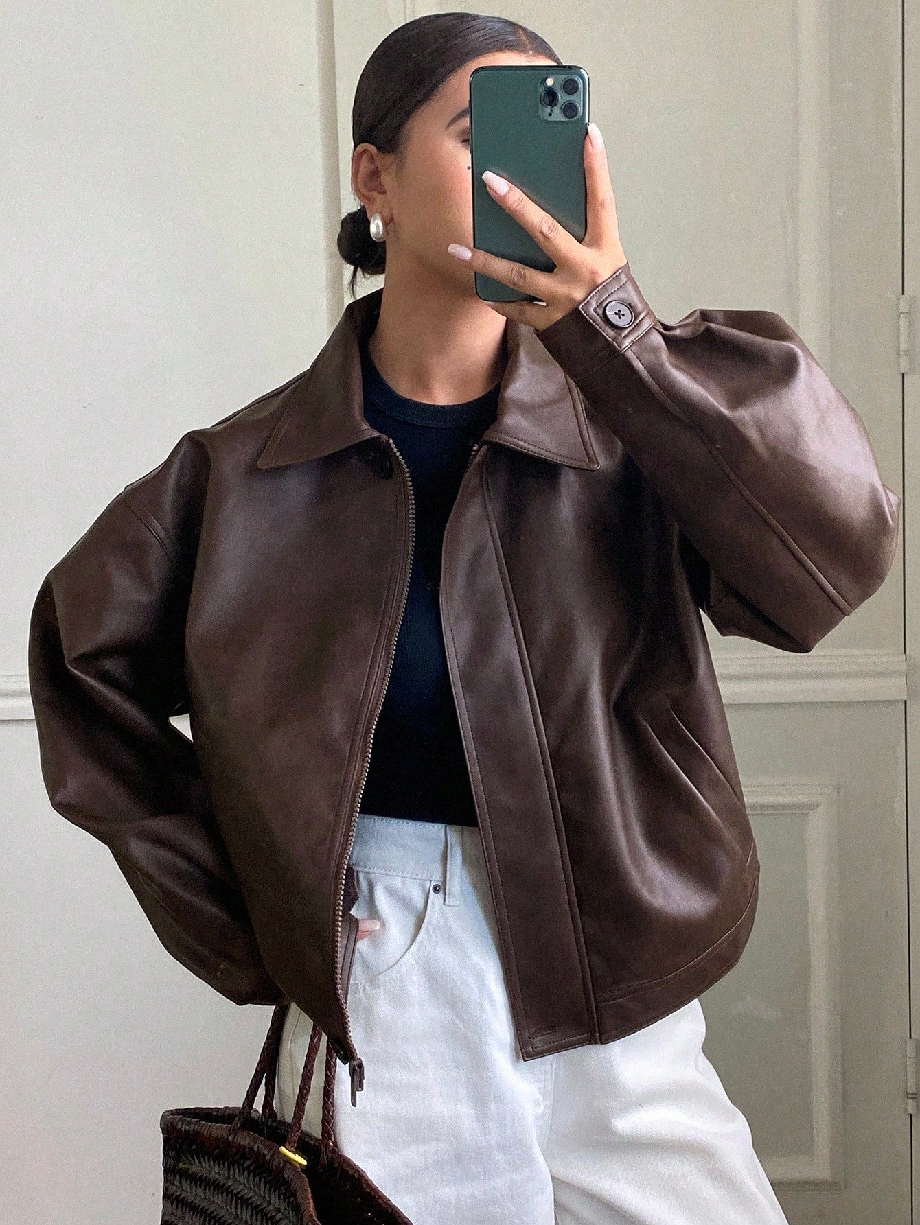 Jaqueta Bomber Couro Sintético Minimalista com Gola Alta
