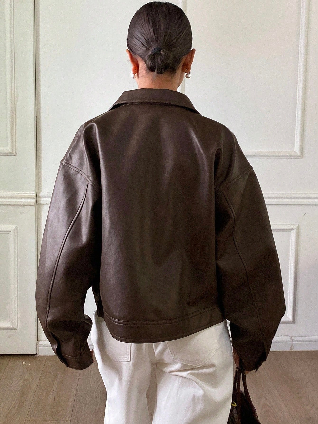 Jaqueta Bomber Couro Sintético Minimalista com Gola Alta