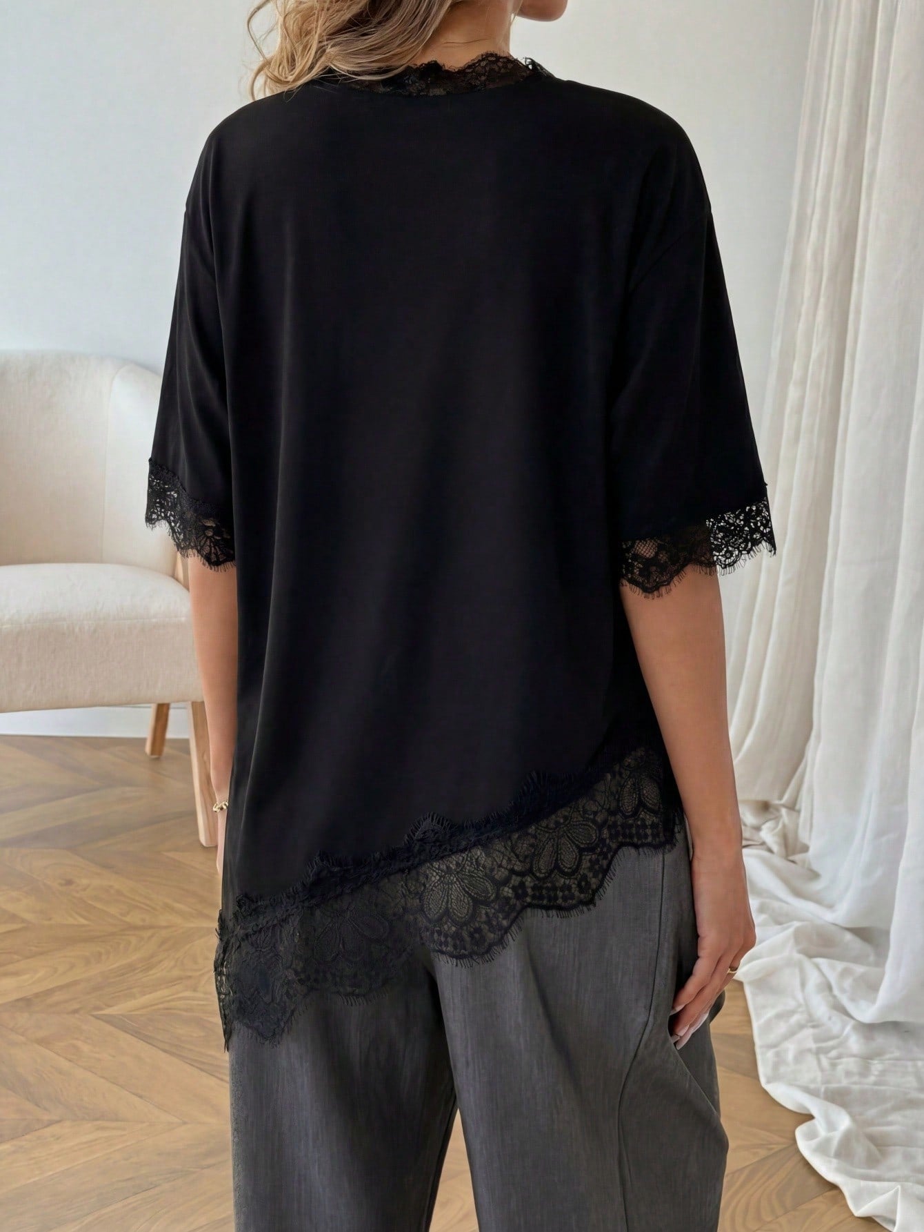 Camiseta Slim Fit Patchwork de Renda com Barra Assimétrica
