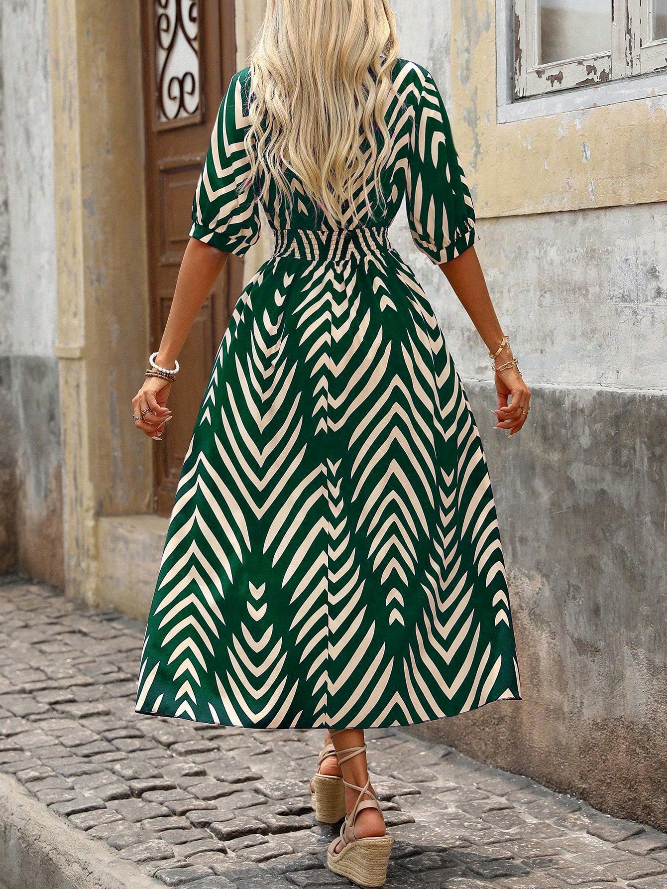 Vestido Longo Listrado com Decote Halter e Fenda Lateral