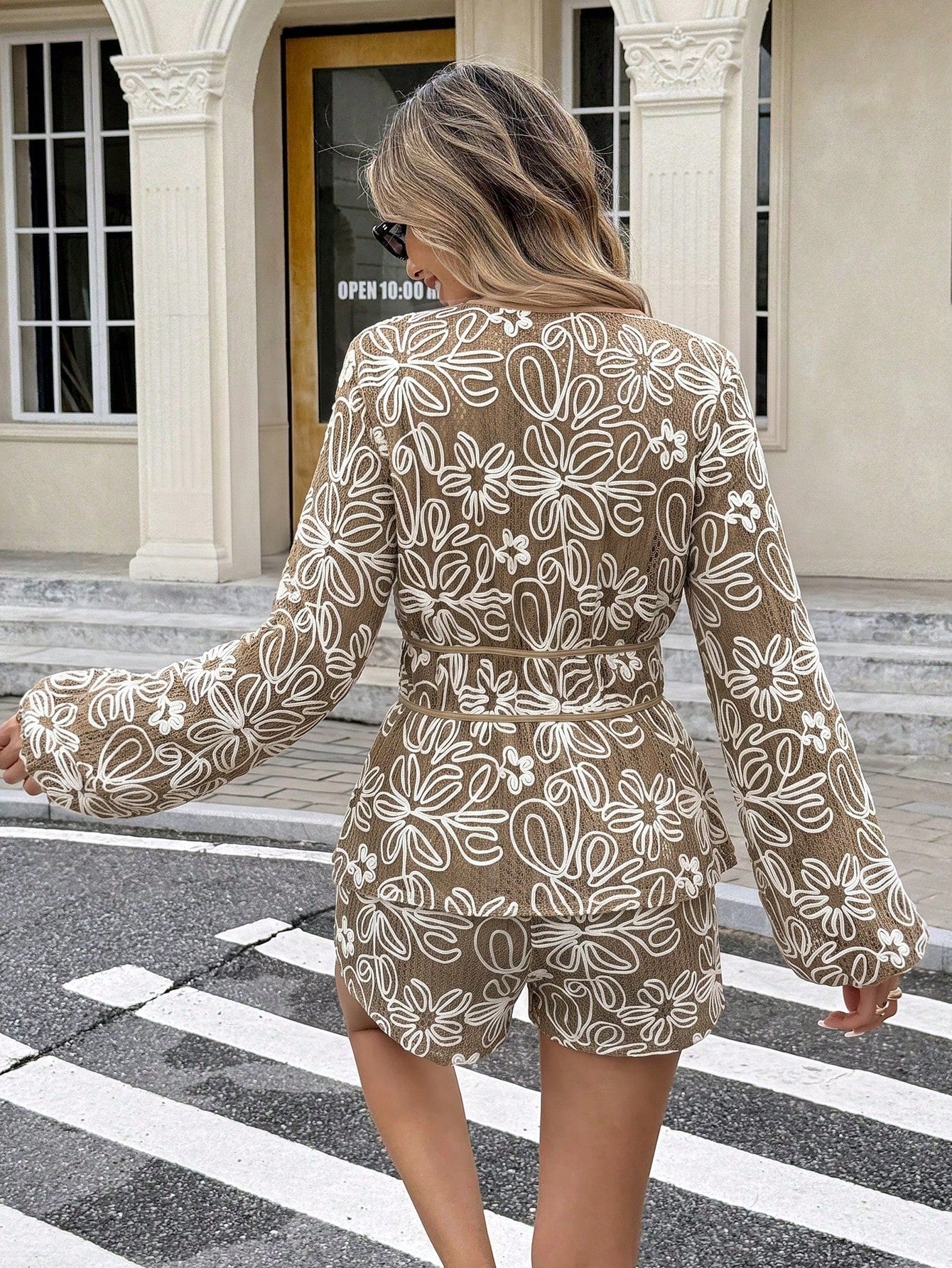 Conjunto Manga Longa Amarração Frontal e Shorts com Textura Floral
