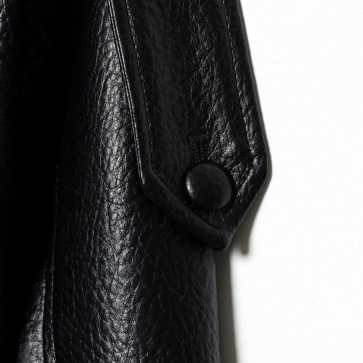 Jaqueta Bomber Couro Sintético Minimalista com Gola Alta