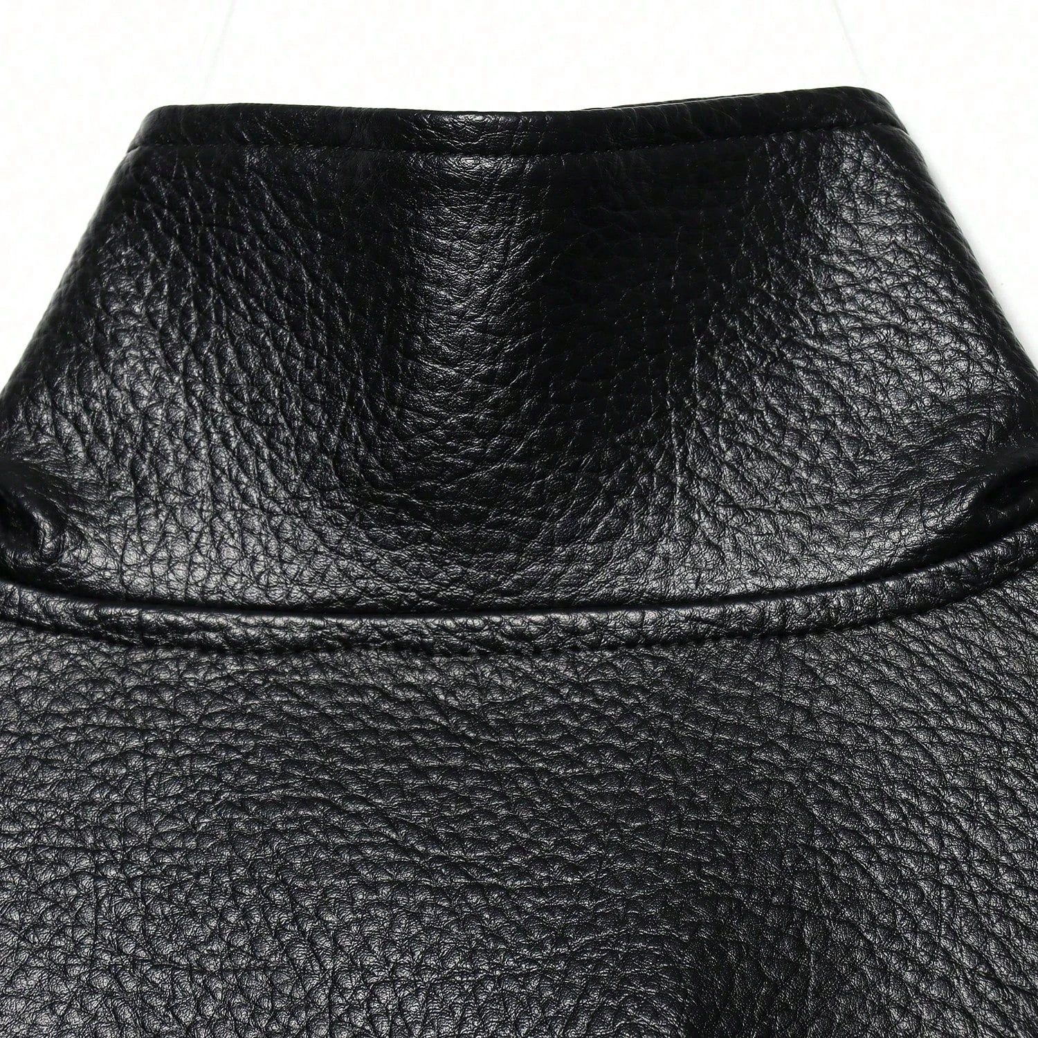 Jaqueta Bomber Couro Sintético Minimalista com Gola Alta