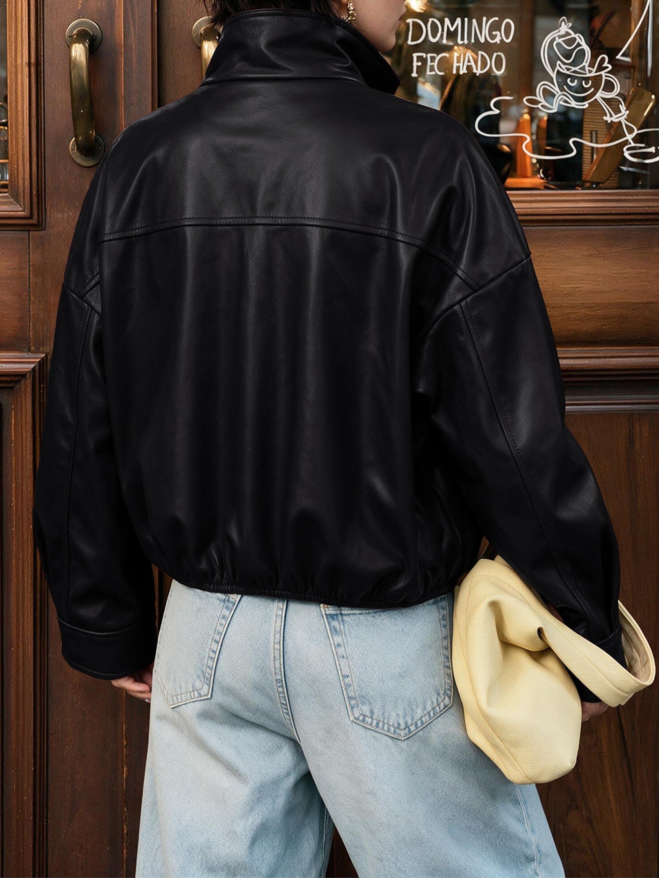 Jaqueta Bomber Couro Sintético Minimalista com Gola Alta