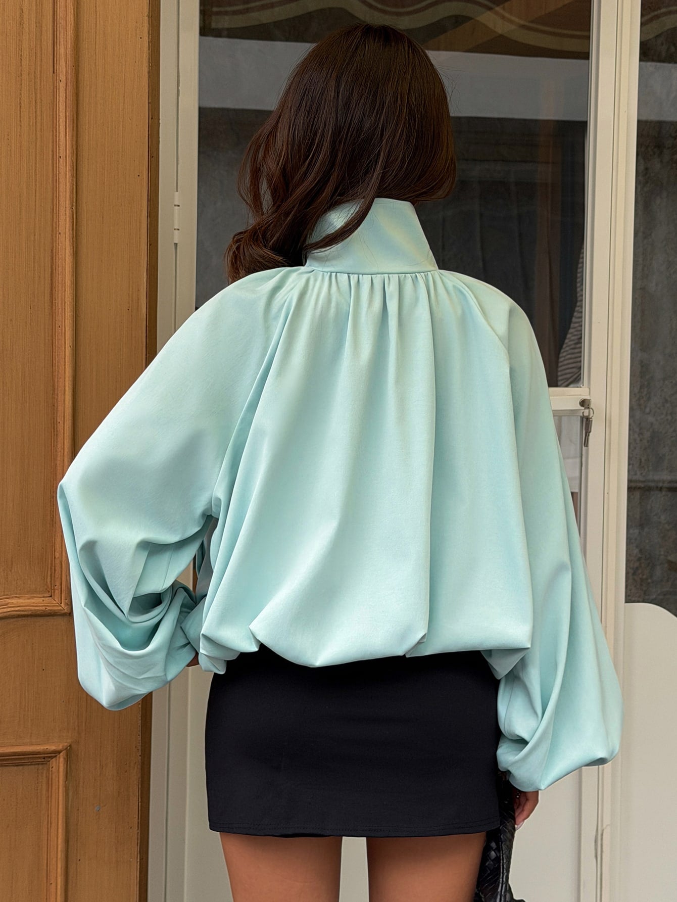 Jaqueta Bomber Couro Sintético Minimalista com Gola Alta