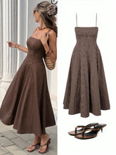 Vestido Feminino de Alça Fina e Listrado de Comprimento Médio