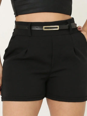 Short tecido alfaiataria com cinto social e bolso zíper lateral