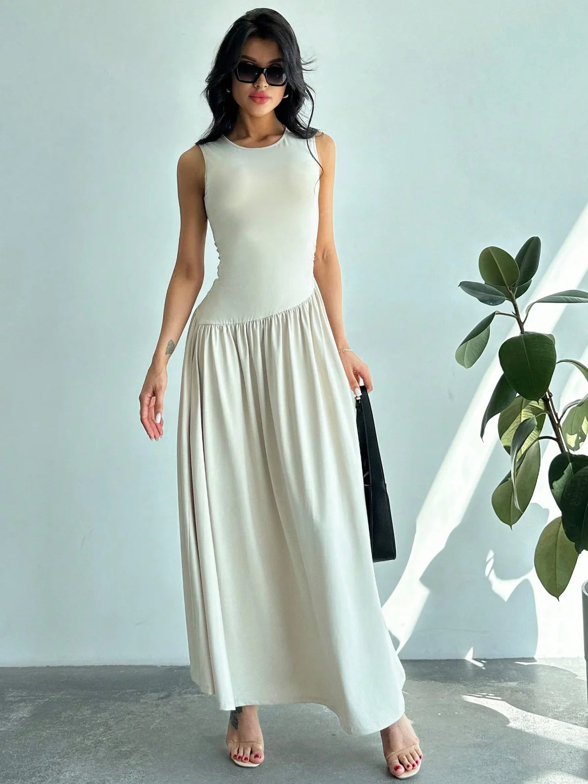 Vestido Longo Sem Manga com Decote Redondo e Cintura Franzida