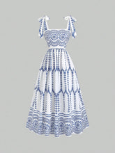 Vestido Camisole Retrô Delicado com Floral Disperso e Amarração