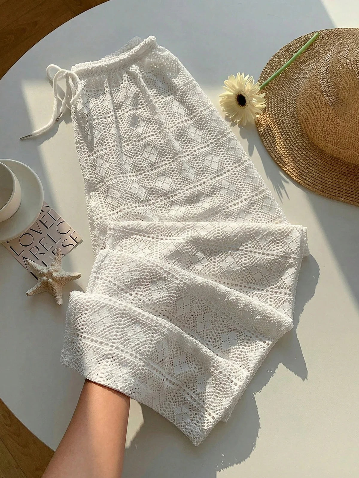 Calça Feminina com Recorte Vazado, Cordão na Cintura, Perna