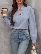 LUNE Blusa com Gola de Gravata, Manga Farol e Estampa Listrada