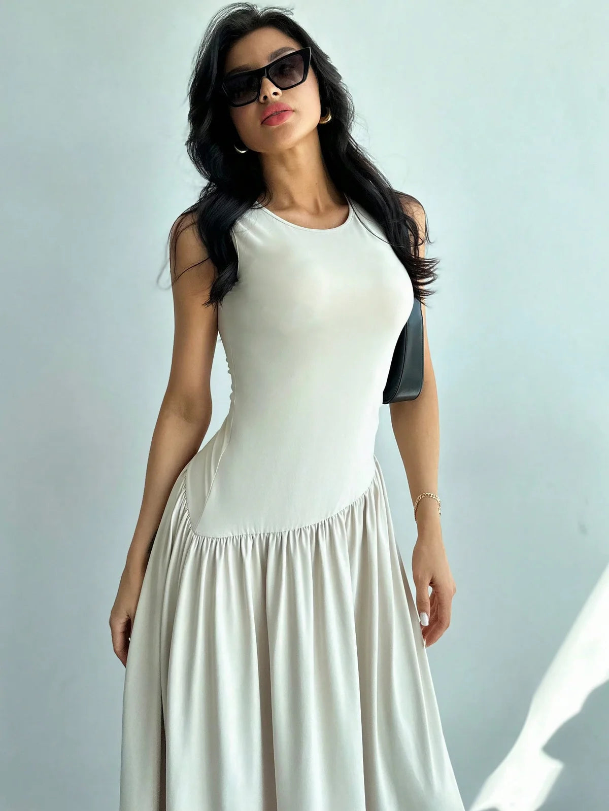 Vestido Longo Sem Manga com Decote Redondo e Cintura Franzida