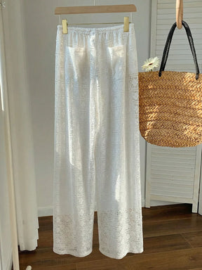 Calça Feminina com Recorte Vazado, Cordão na Cintura, Perna