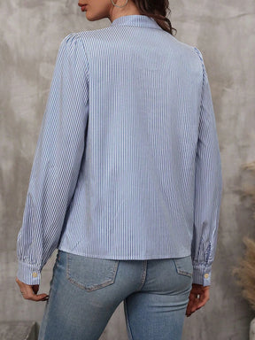 LUNE Blusa com Gola de Gravata, Manga Farol e Estampa Listrada