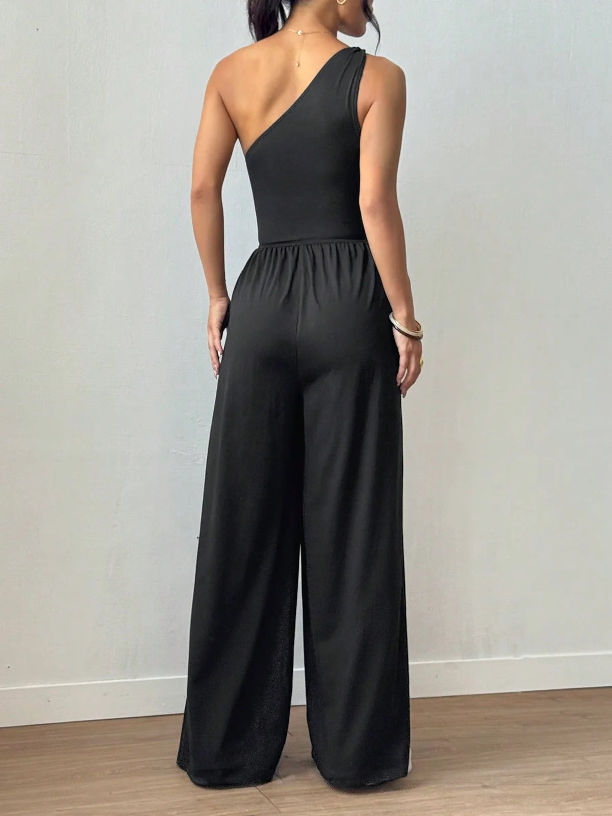 Macacão Feminino Preto Solto com Pernas Retas e Pregas
