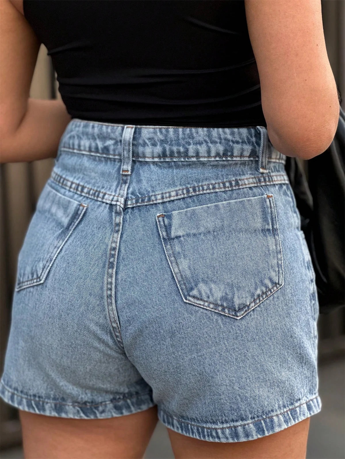 Short Jeans Feminino Cintura Alta com Bolsos Laterais