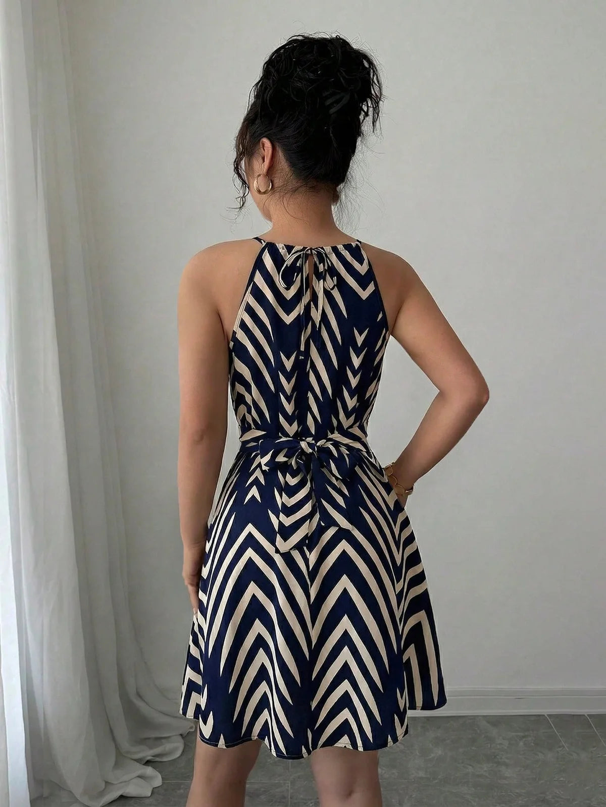 Vestido Curto Evasê com Estampa de Seta Azul e Branca, Design