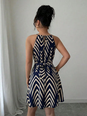 Vestido Curto Evasê com Estampa de Seta Azul e Branca, Design