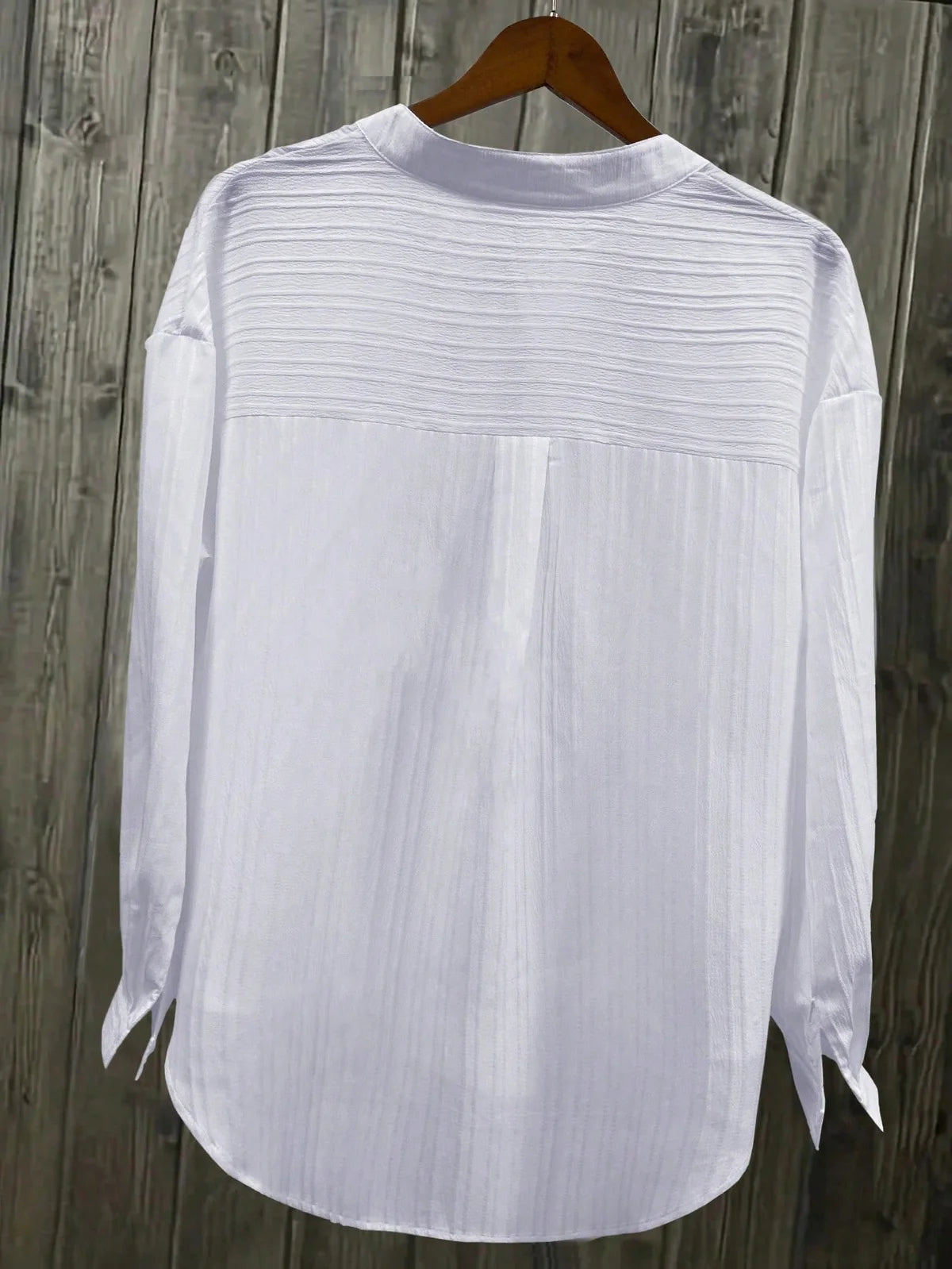 Camisa Feminina de Manga Longa com Decote Entalhado