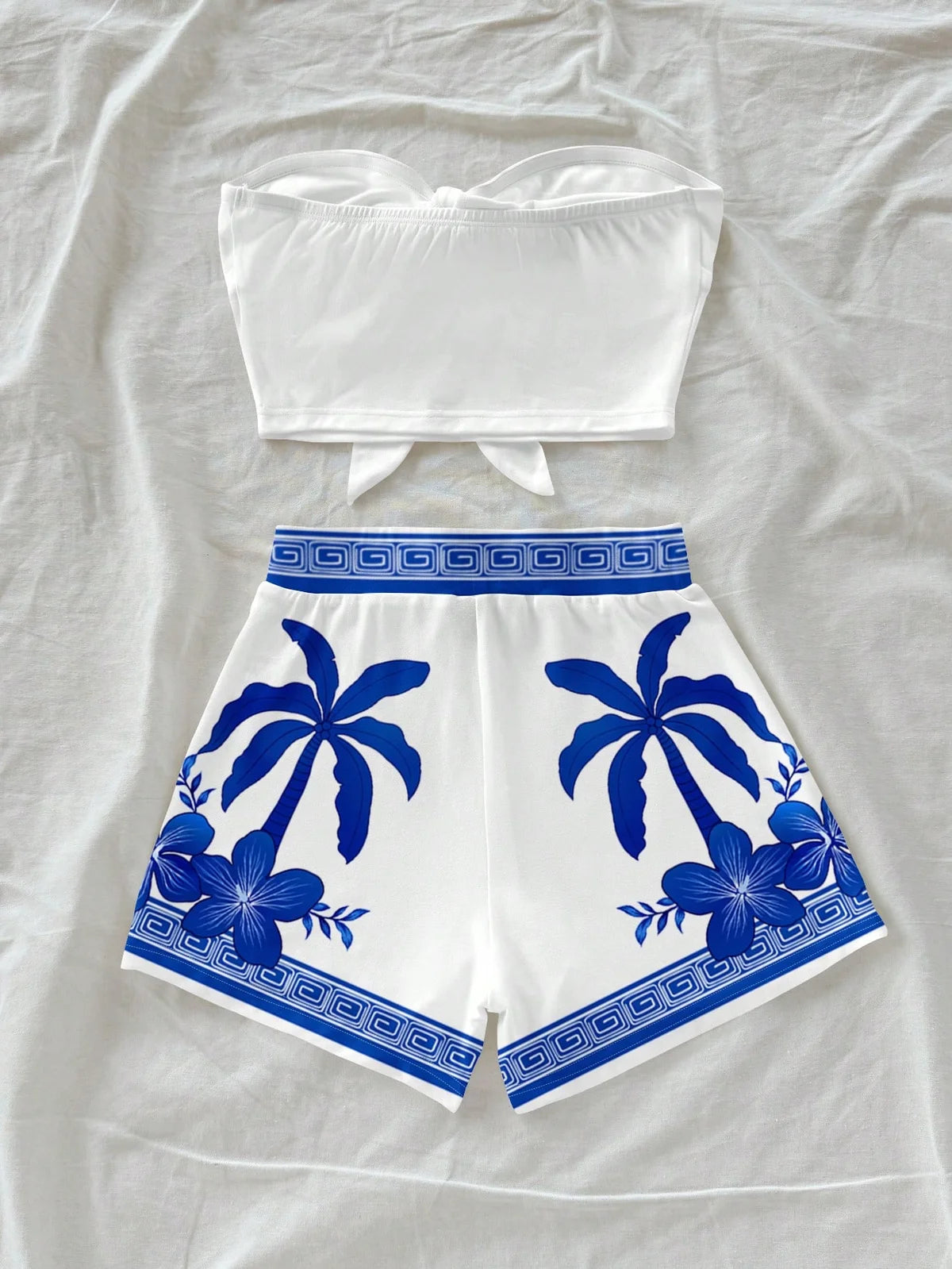 Conjunto de Top Cropped Bandeau com Amarração e Shorts Bodycon