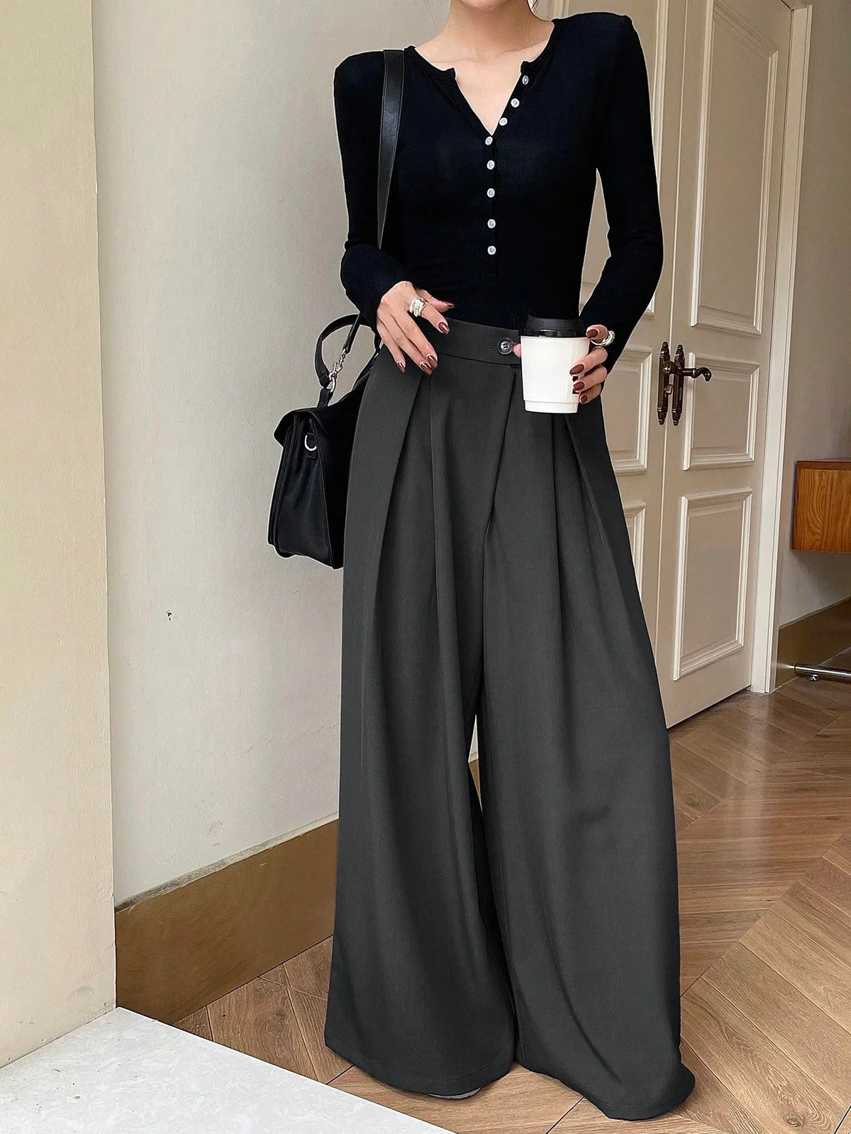 Calça Plissada de Cintura Alta e Perna Larga com Bolsos, Cor
