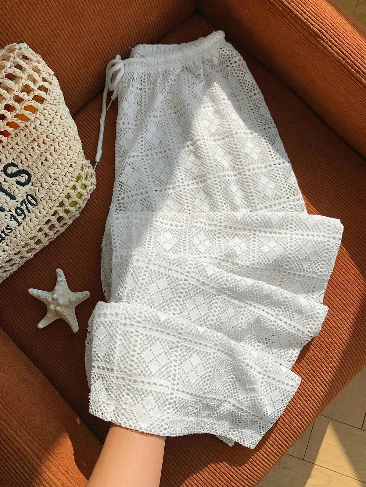 Calça Feminina com Recorte Vazado, Cordão na Cintura, Perna