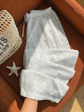 Calça Feminina com Recorte Vazado, Cordão na Cintura, Perna