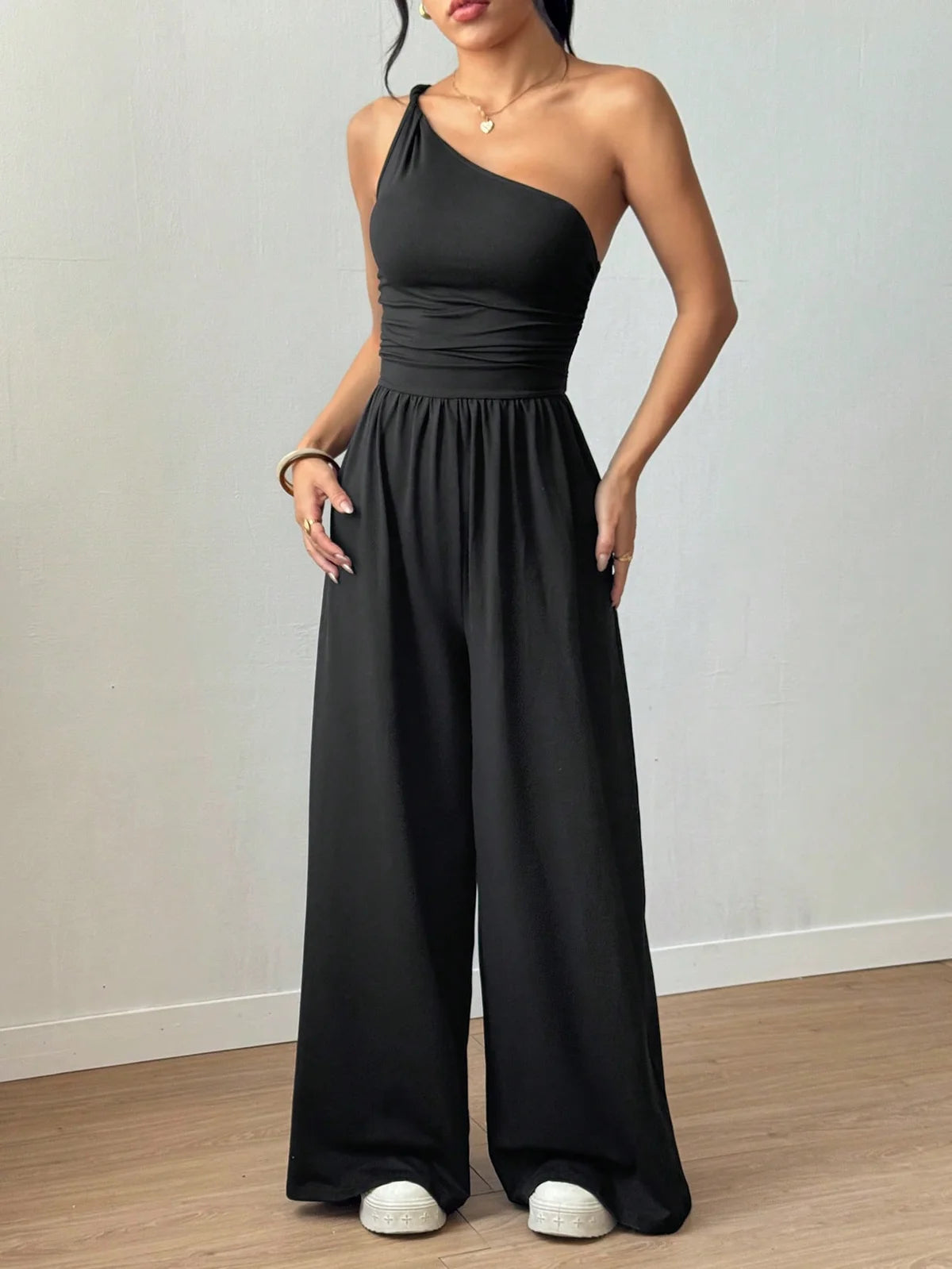 Macacão Feminino Preto Solto com Pernas Retas e Pregas