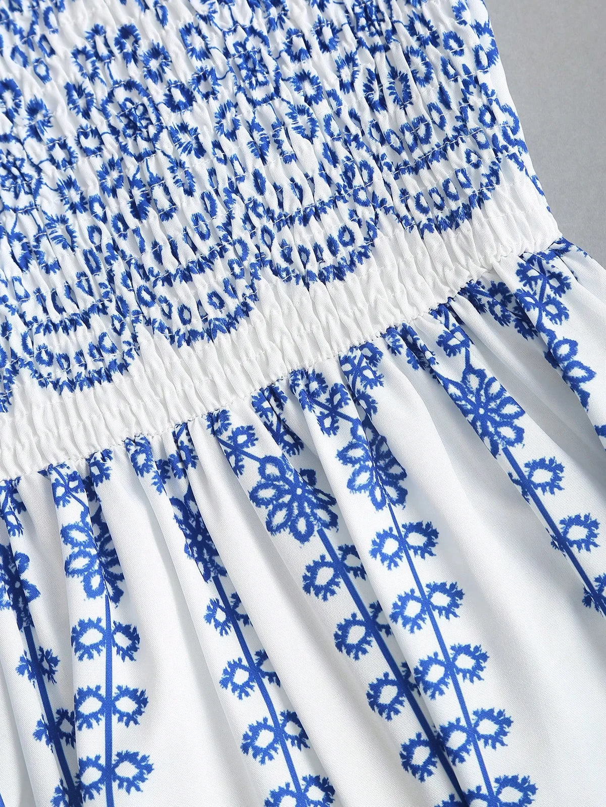 Vestido Camisole Retrô Delicado com Floral Disperso e Amarração
