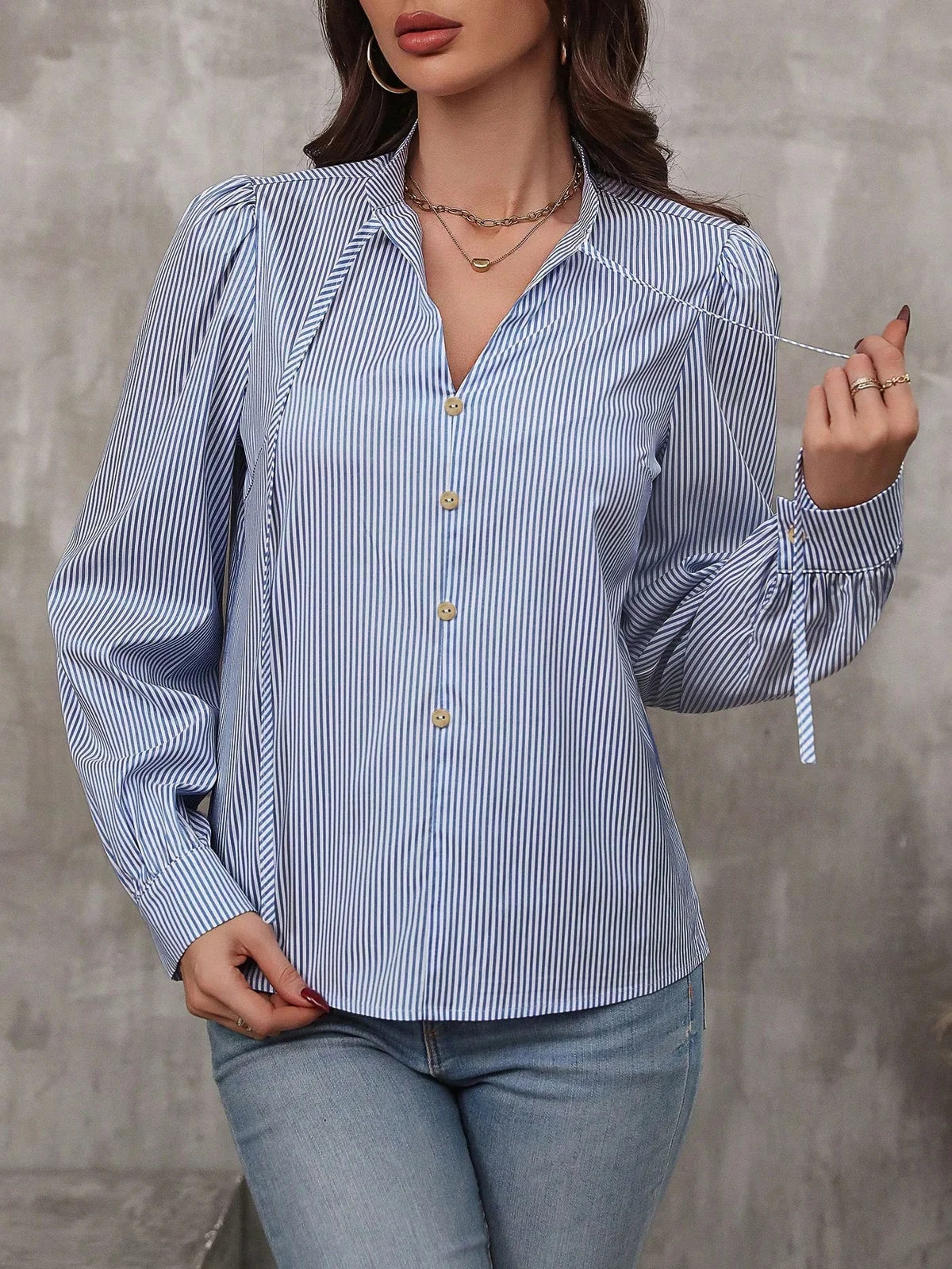 LUNE Blusa com Gola de Gravata, Manga Farol e Estampa Listrada
