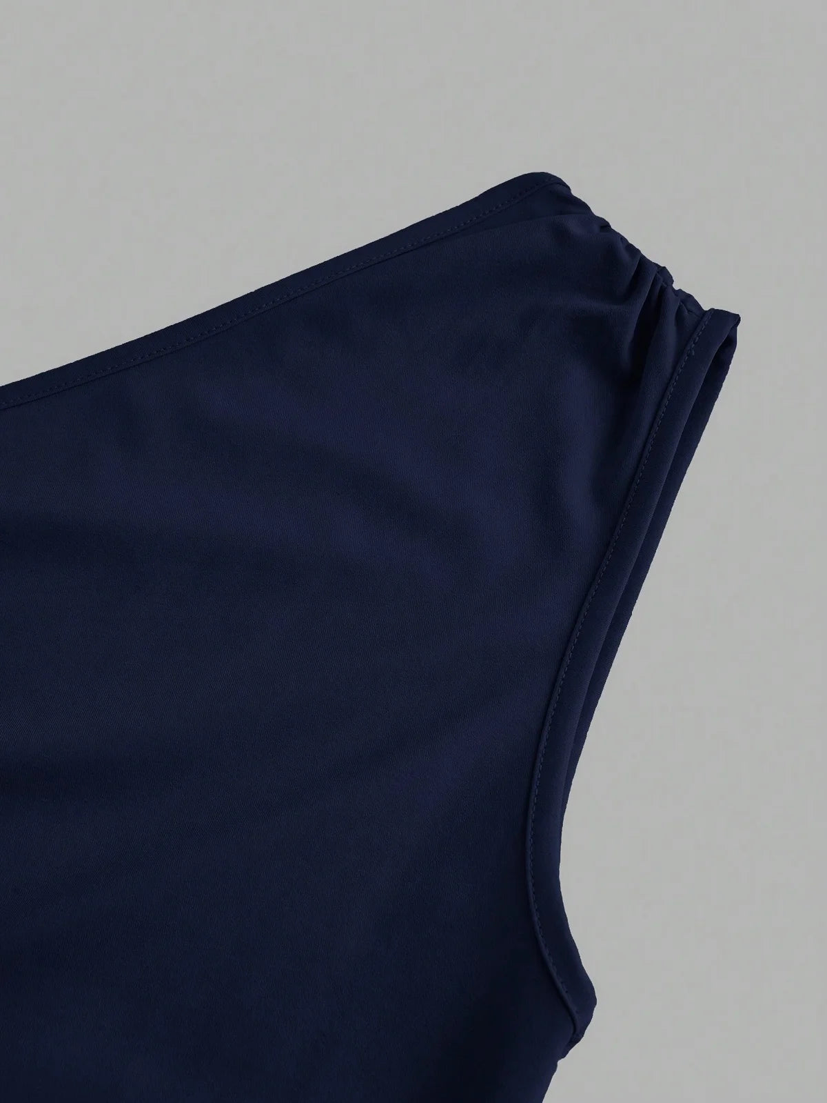 Vestido Sereia Assimétrico com Ombro Franzido e Comprimento