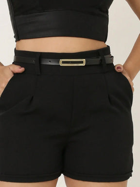 Short tecido alfaiataria com cinto social e bolso zíper lateral